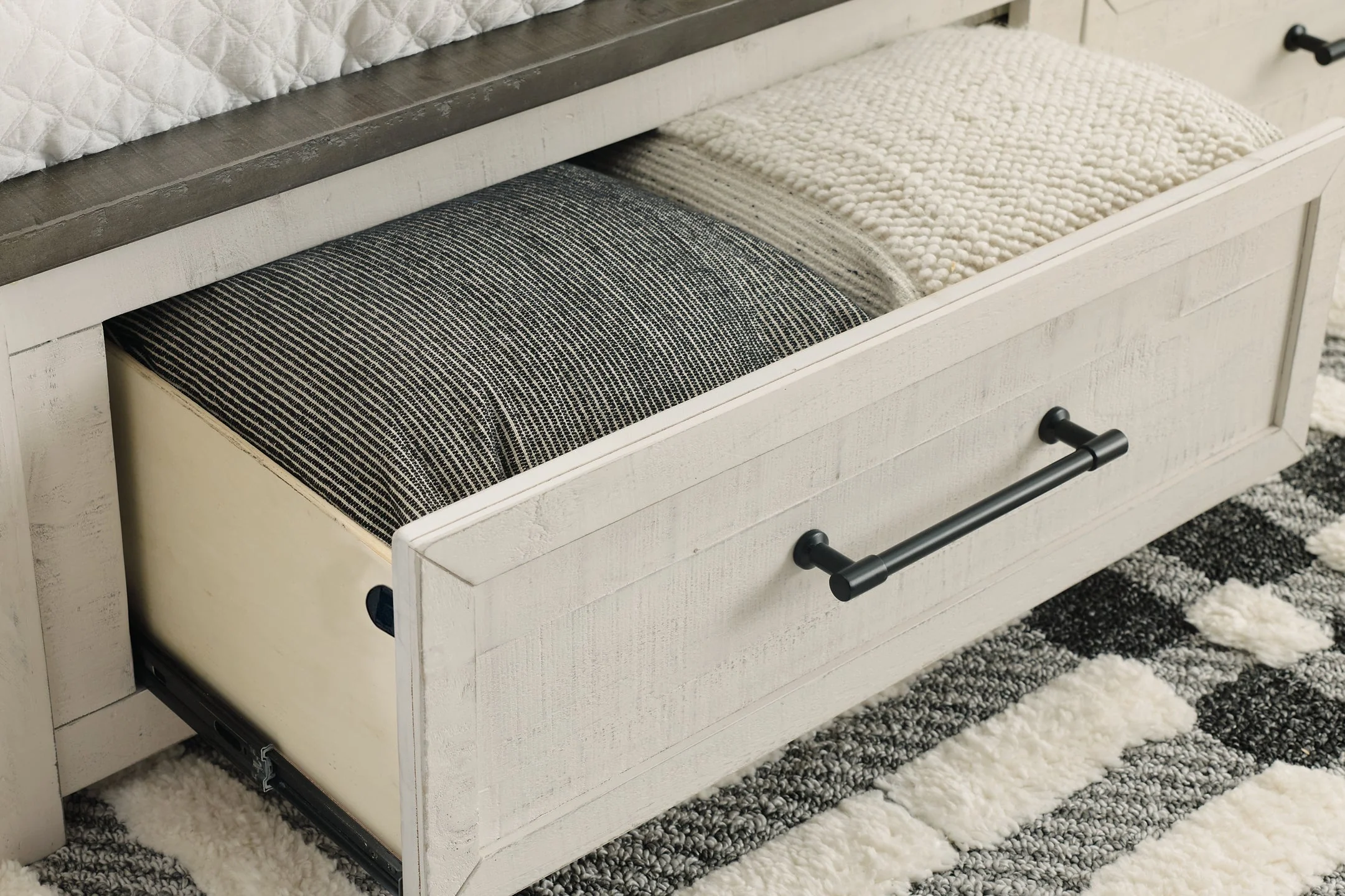 Brewgan Queen Panel Storage Bed - Image 7