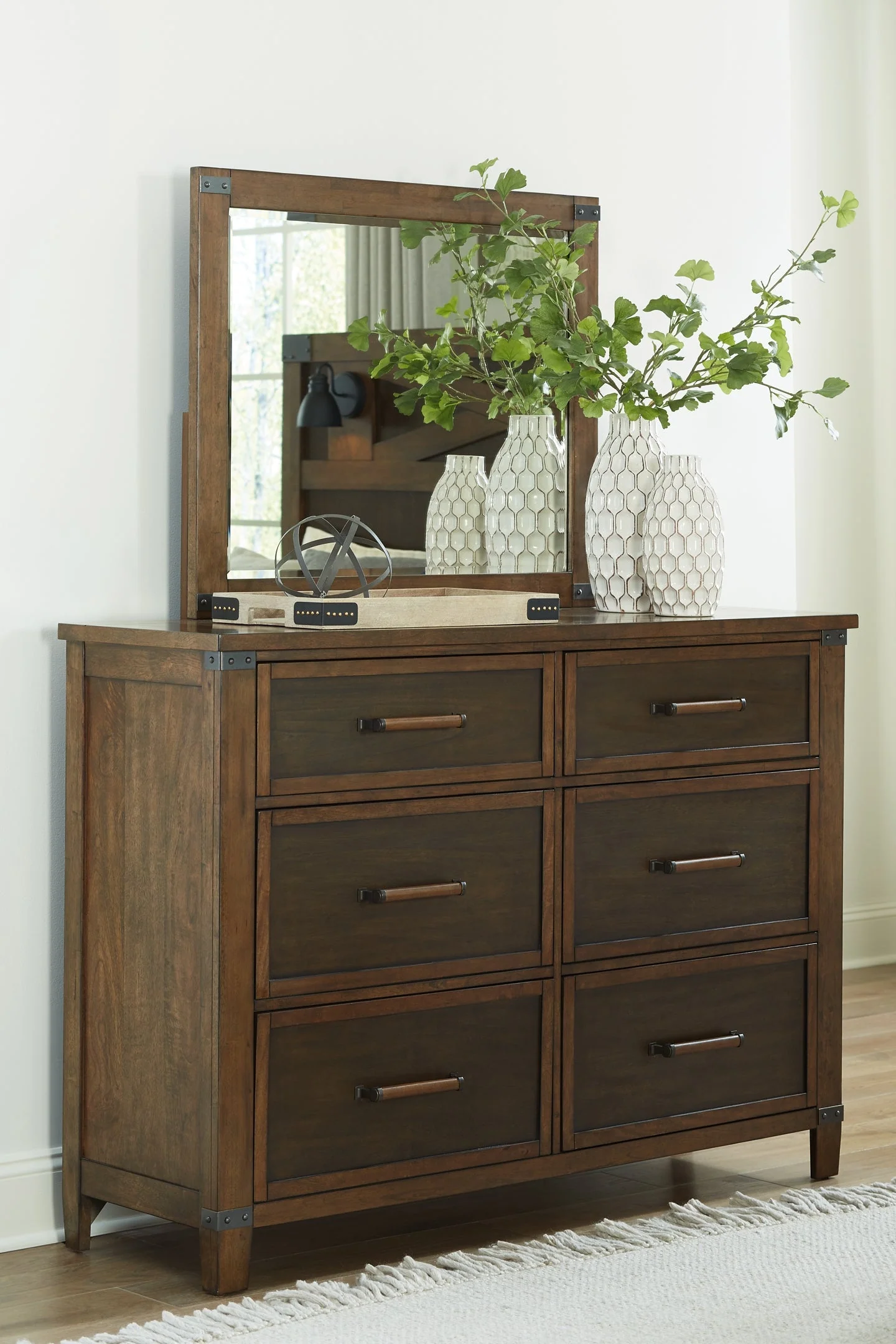 Wyattfield California King Panel Bed with Mirrored Dresser, Chest and 2 Nightstands - Image 3