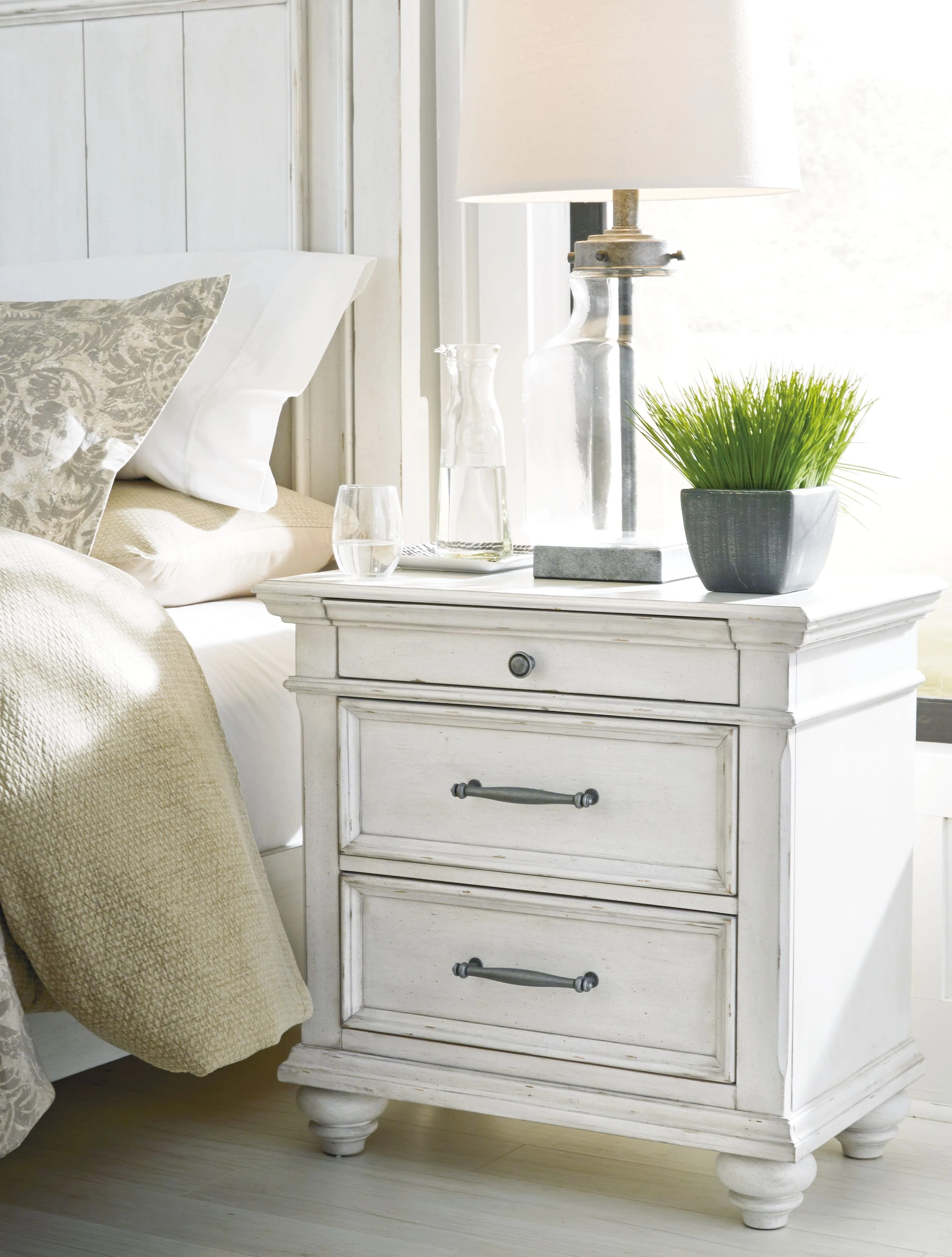 Kanwyn - Three Drawer Night Stand - Whitewash - Image 4