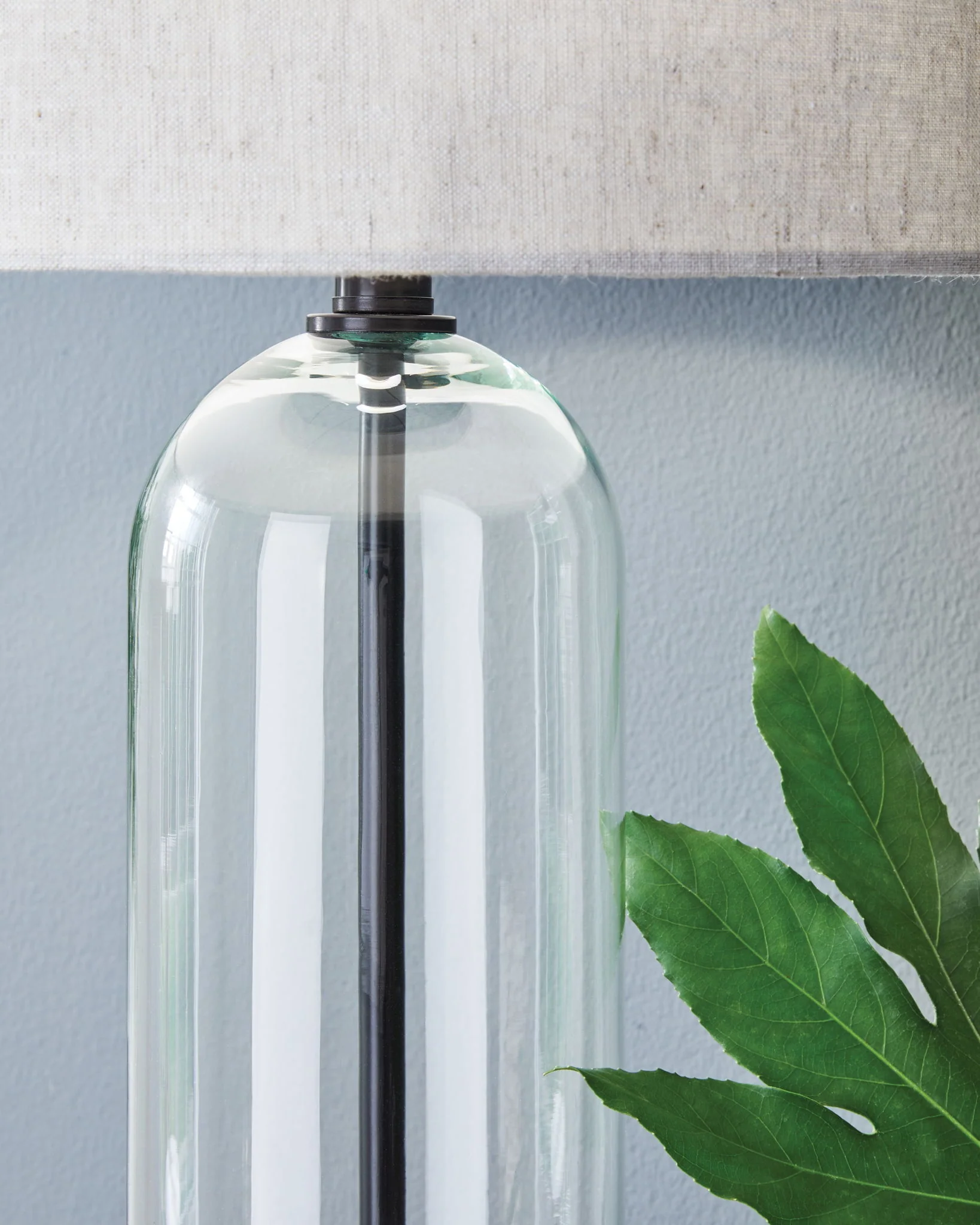 Kerrbrook - Glass Table Lamp - Clear / Black - Image 2